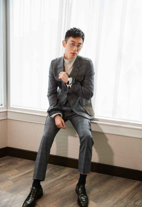 朱亚文街头照曝光 休闲装男人味十足 行走的衣架子