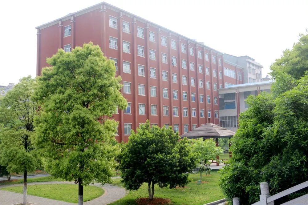 815万年薪食宿全免岳州中学公开招聘各科教师及专干