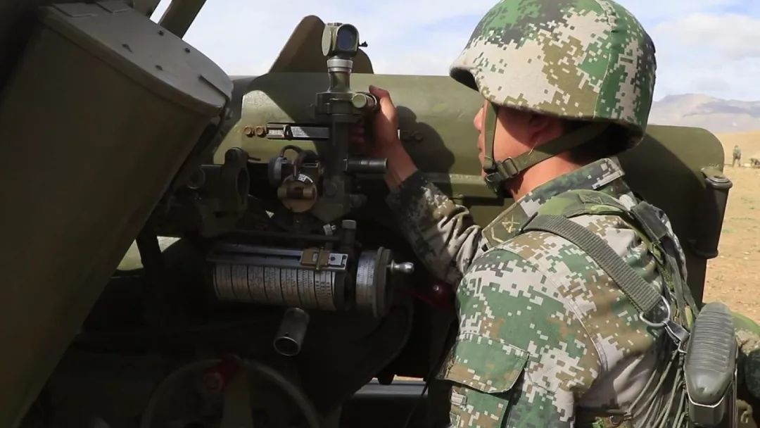 西藏军区某旅高海拔多炮种实弹射击