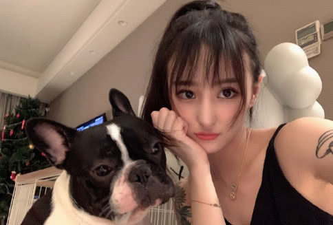 奥咪咪在手上文uzi,另一个名字却深意满满,网友:肯定是小明