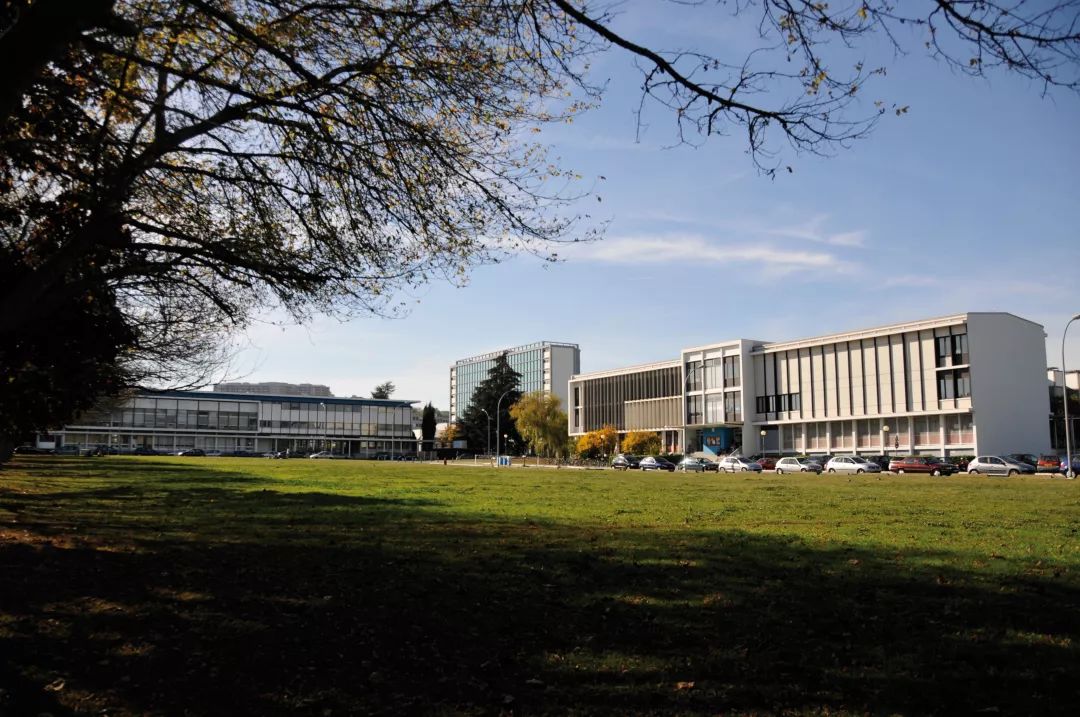 采用"双校园"培养模式,学生在东北大学和图卢兹第三大学同时注册,前三