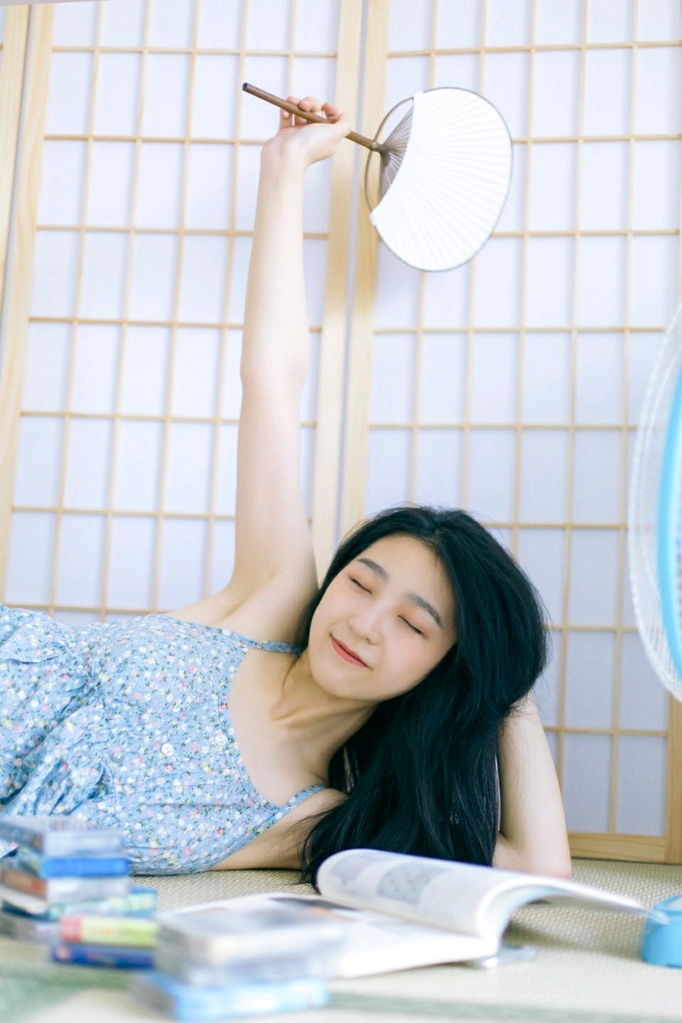 炎热的夏天美女在家里真实写照