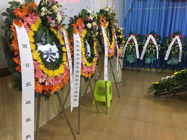 人们回忆起往日的一幕幕,告别仪式短暂又漫长,哀乐低回.