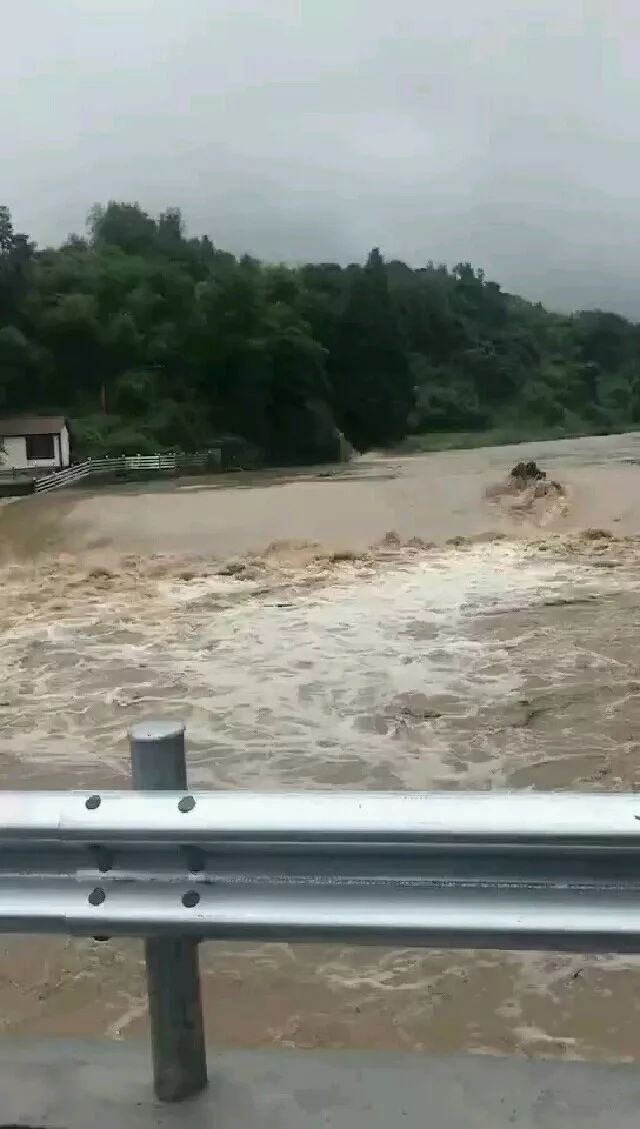 今日暴雨袭城嵊州许多地方成了海天泽国还有路段突然塌方现场视频曝光