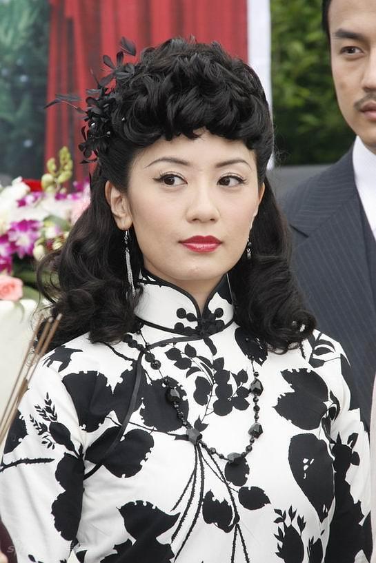 原创贾静雯越活越年轻,看她的旗袍造型,完美诠释了什么是古典美!