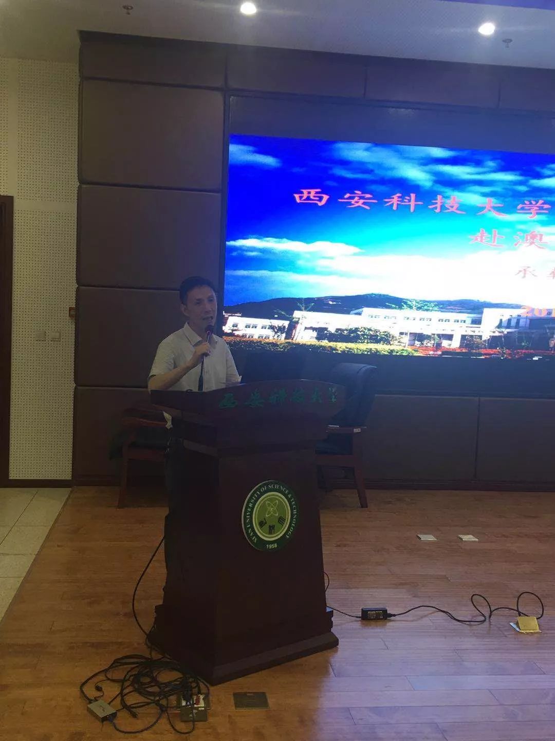 接着,建工学院副院长邱继生老师,电控学院副院长赵建文老师分别讲话