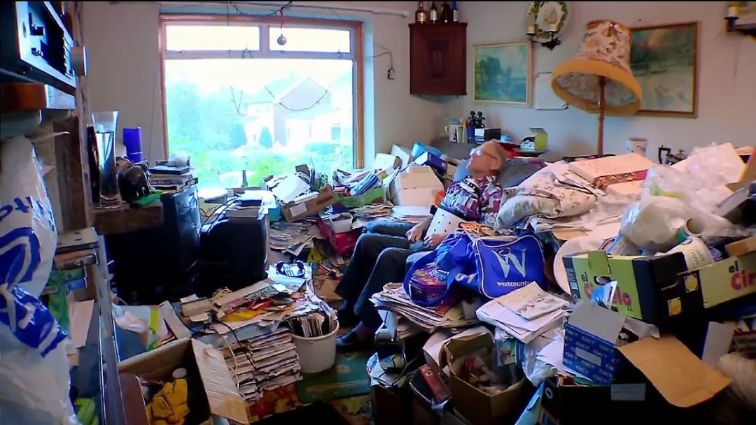 终极囤积狂：为了留住物品，他们甘愿放弃生活_老爷爷