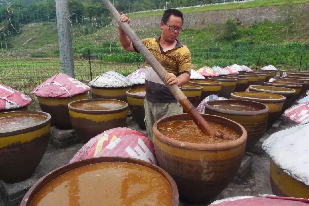 非遗坚守传统技法的老酱油县级非物质文化遗产沙坝酱油传统制作技艺