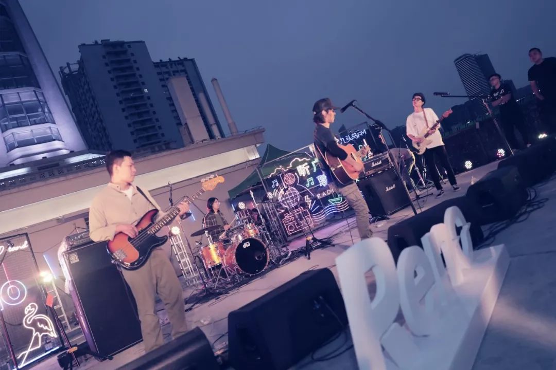 武汉高校乐队拉着逃跑计划上天台开演唱会,这样的青春才够燃