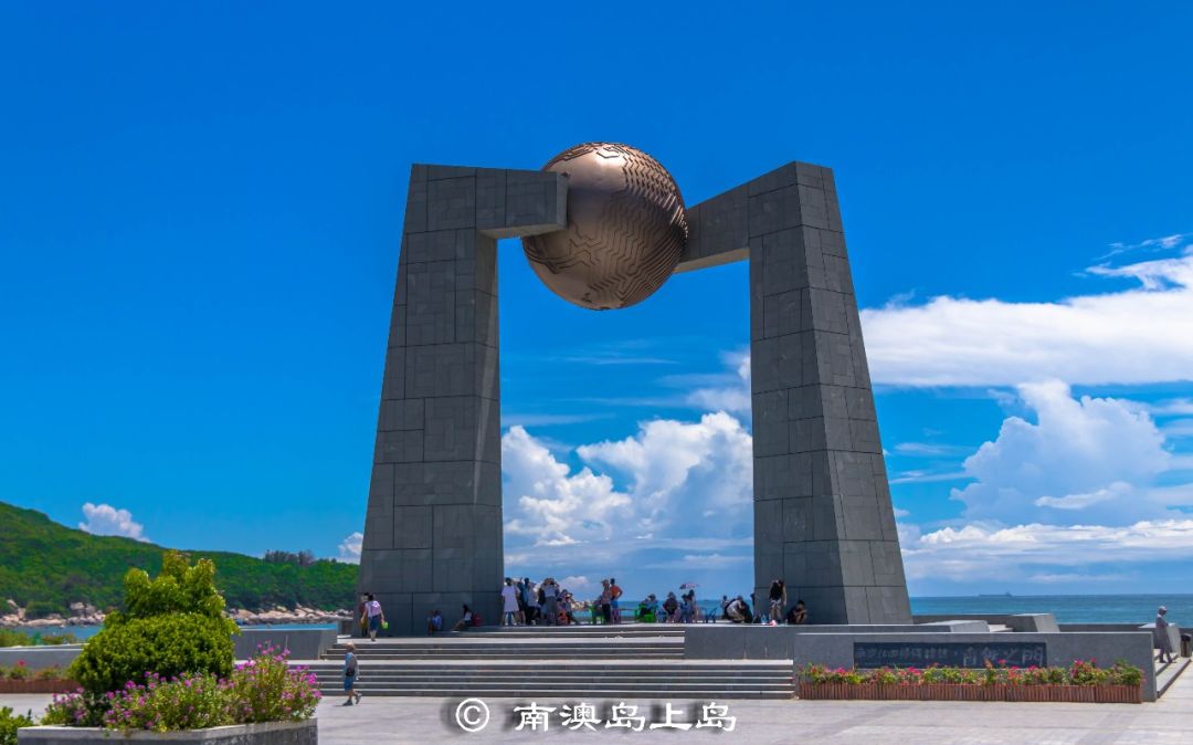 抖动6月21日12点前后,夏至的阳光穿过南澳岛北回归线标志塔顶孔,垂直