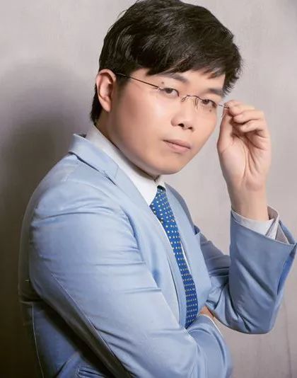 指挥:卞思聪 旅美青年指挥家 沈阳交响乐团常任指挥卞思聪于2004年以