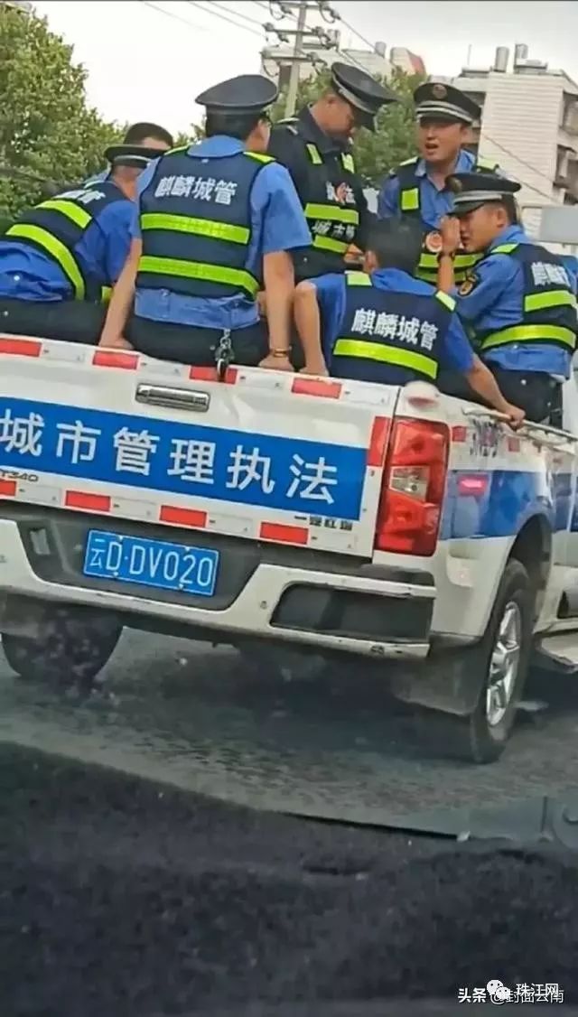 雲南曲靖城管皮卡車違法載人交警處以罰款