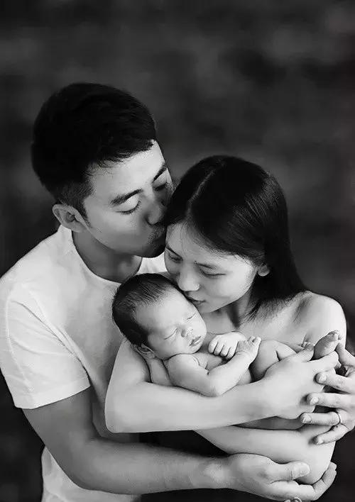 同年8月,李霄云还摘下内地杰出青年歌手奖,劲歌王金曲金榜人气歌手奖