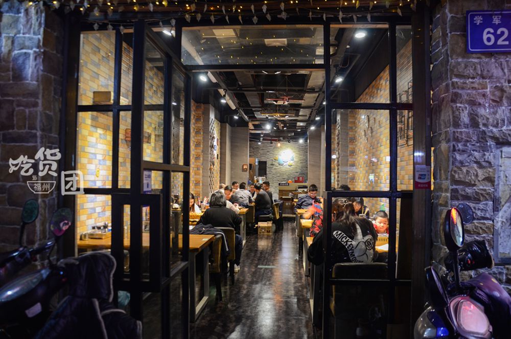 这里的老板竟然会花式烤生蚝这家路边烧烤店除了贵没毛病