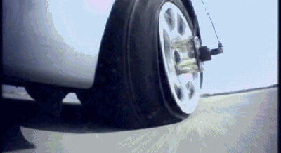 定武高速红寺堡段危化车爆胎后仍在狂奔