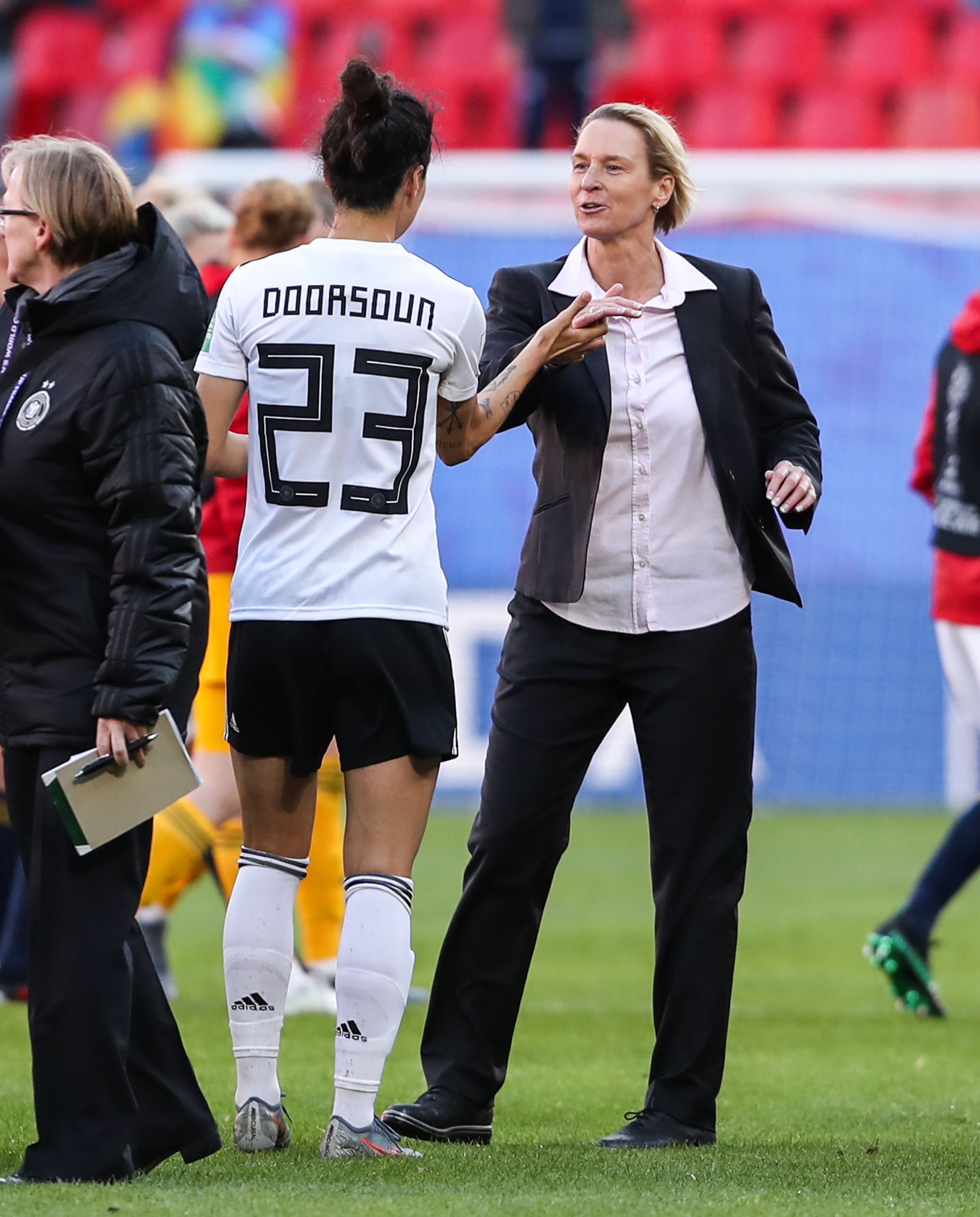 德国女足主教练希望一步一步前进