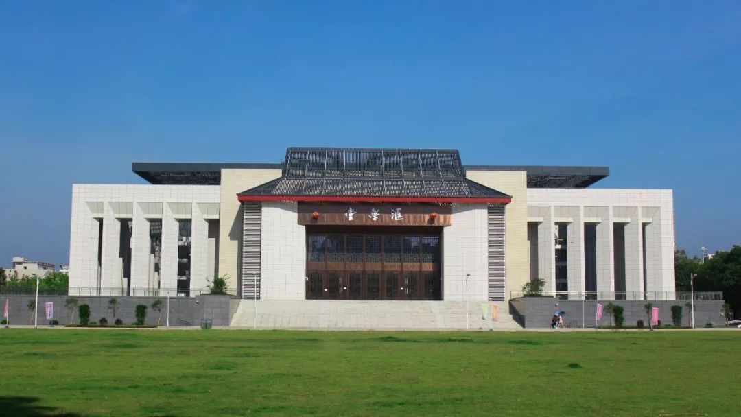 这是我校汇学堂建成以后首次开放使用,汇学堂气势雄伟,布局雅致,馆内