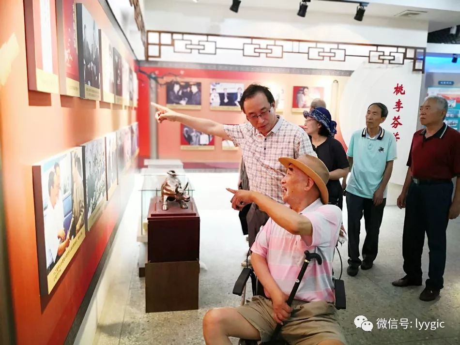 参观校史馆原教育局局长尚成富市教育局原局长尚成