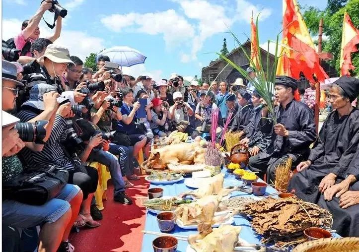 ▼水族民间节日卯节这里有令人心醉的民族风情原始的吊脚木屋,有的
