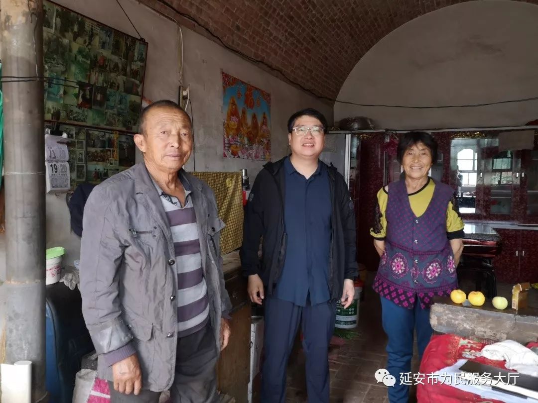 会后,市审批局班子成员赴黄陵县隆坊镇花家庄村入户了解帮扶对象的