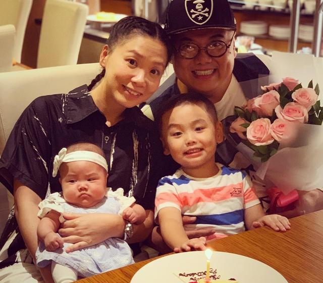 他更留言道:「老婆生日,齐齐整整,已经足够」林子聪b女出世时不足两磅
