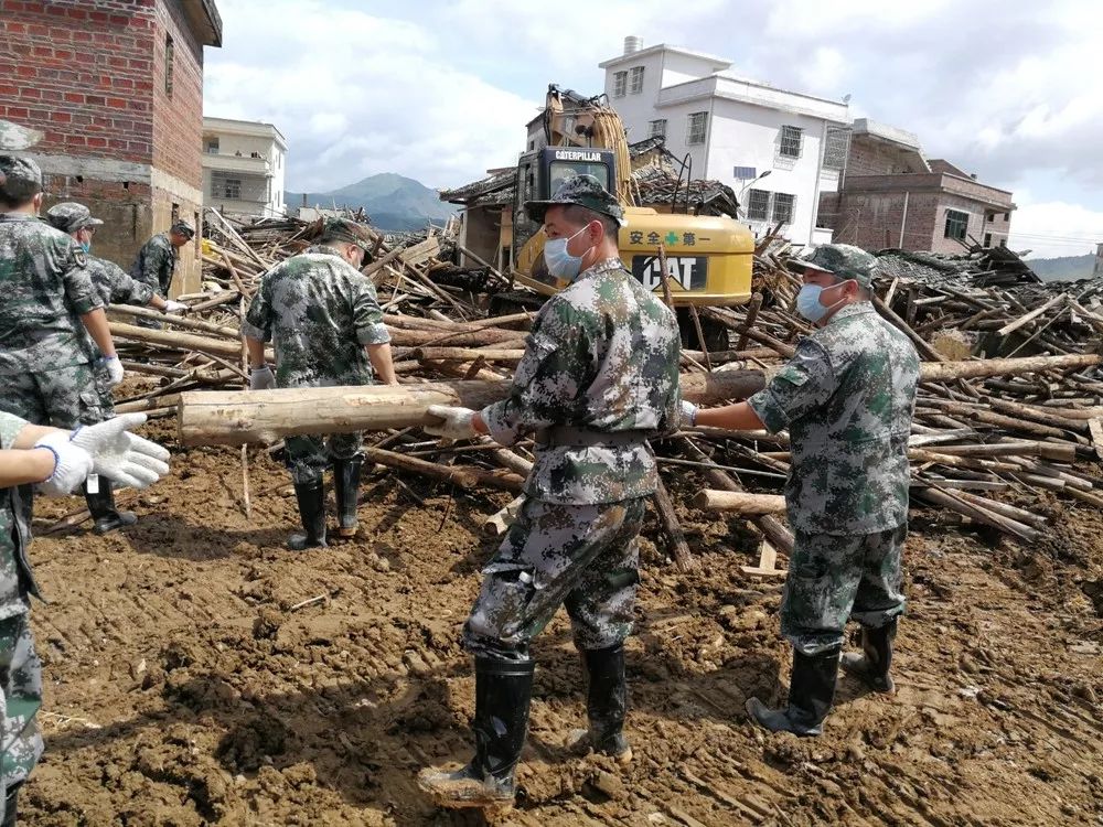 災區就是戰場紫金300多民兵馳援連平龍川災後重建