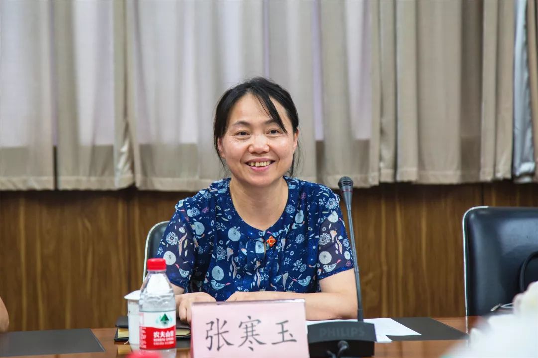 会后,第4小组一行人前往刘三居委会,现场查看了小区的宣传氛围,并详细