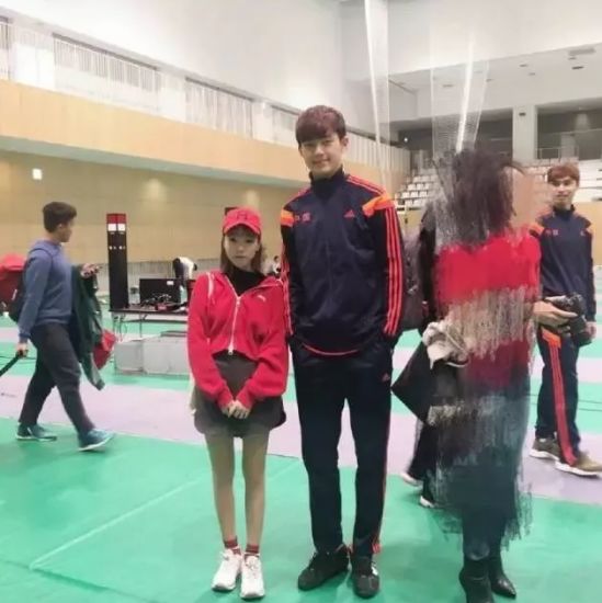 身高差▼在还没有挨到对方的时候和男友打架▼被拎起来易如反掌…▼