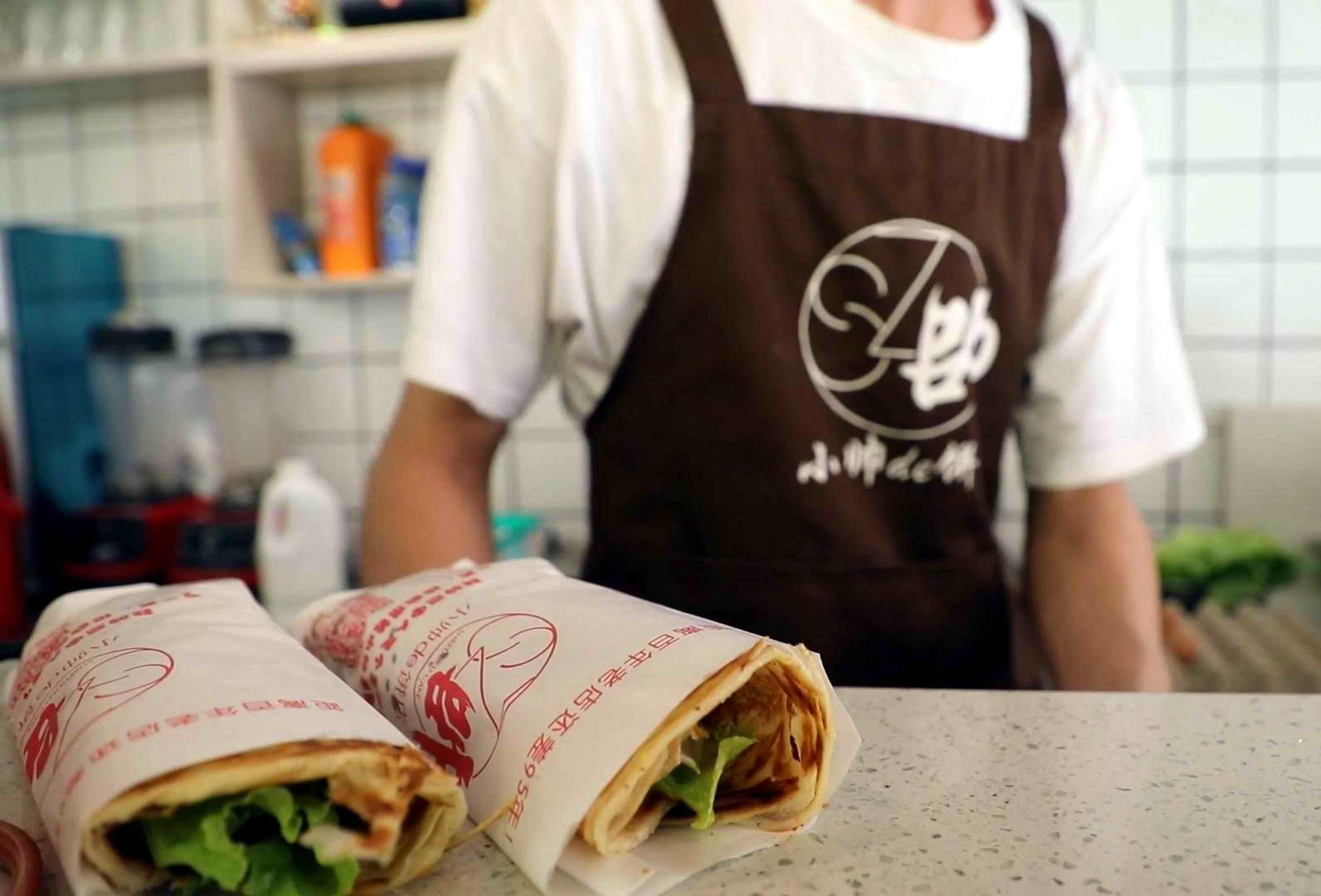 很快10分钟时间不到,刘晁铭就完成了两份手抓饼的制作,酥脆的手抓饼