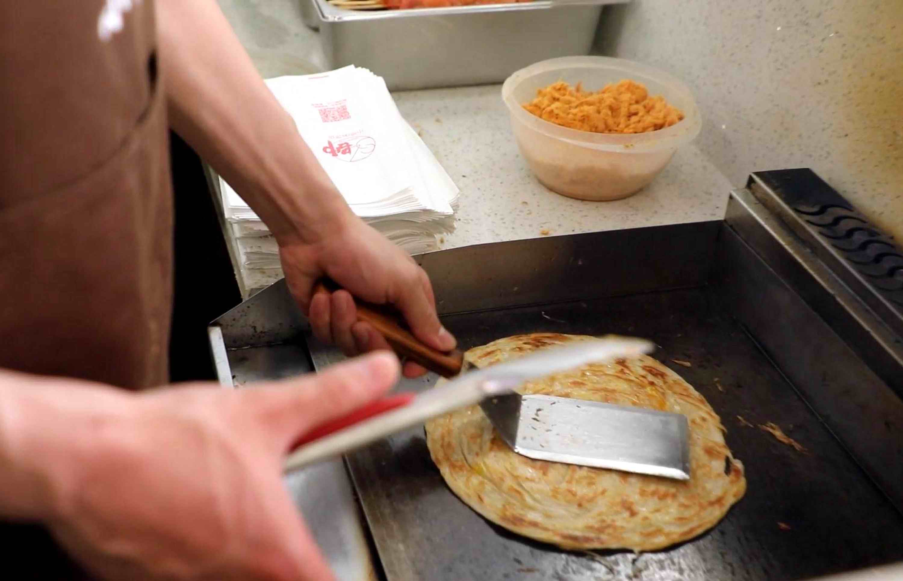 安徽一90后小伙做饼从街口摆摊开始干到拥有自己的店!