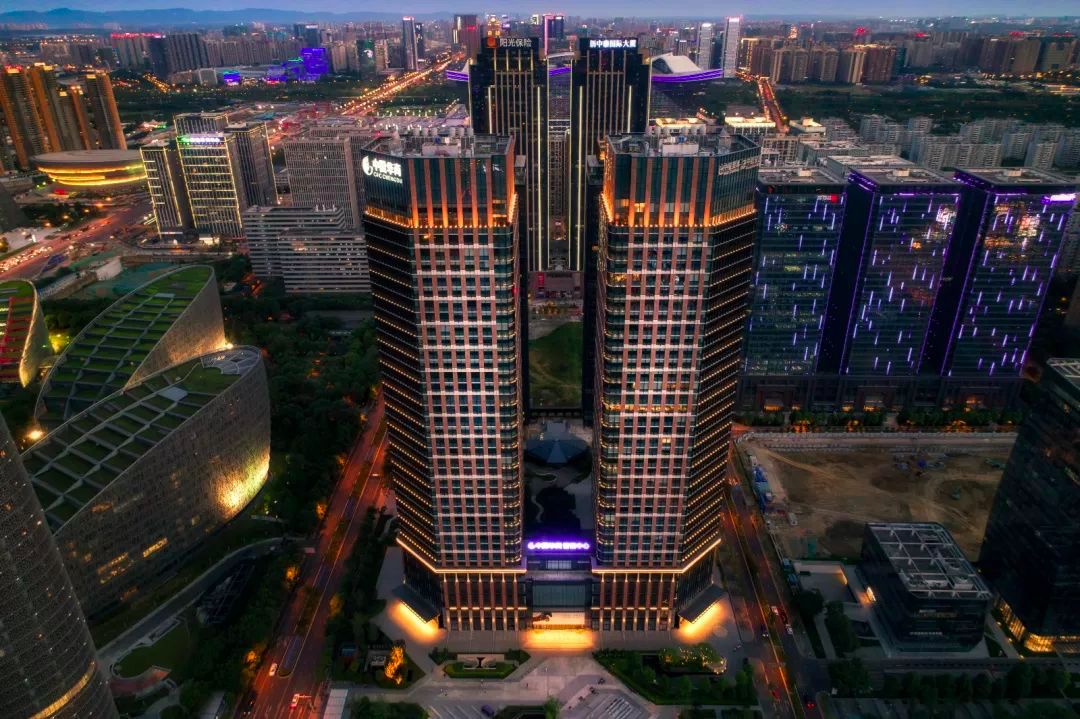 中国华商金融中心荣登超甲不忘初心砥砺前行