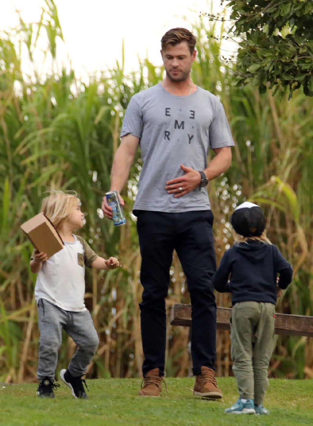 原创锤哥带2位小雷神外出4岁双胞胎儿子的长发比雷神索尔还要帅气