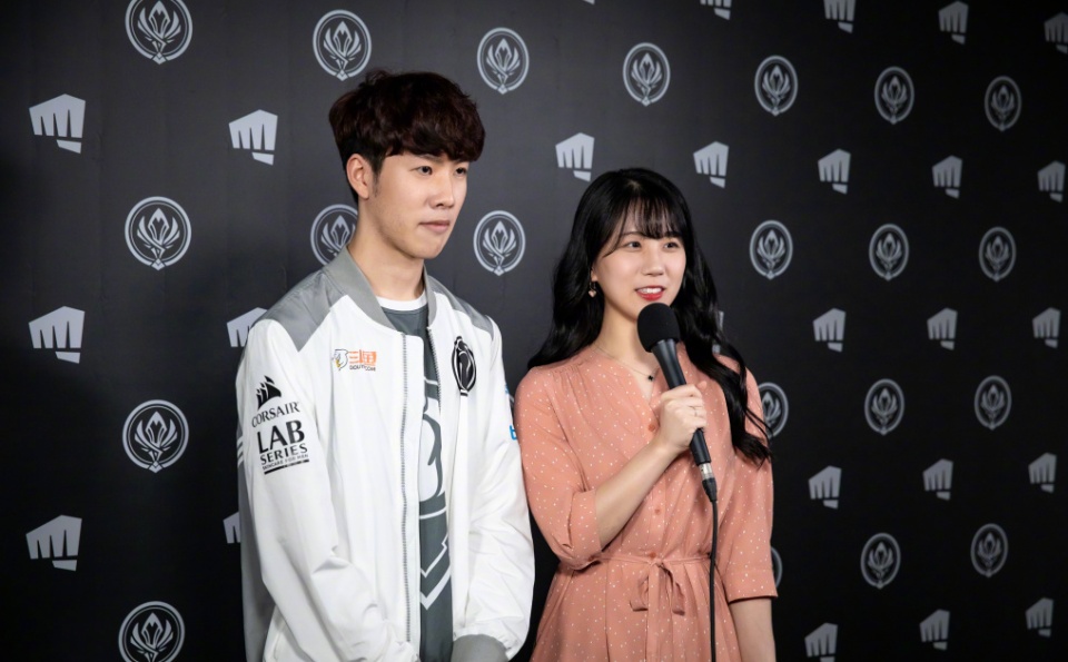 下路loken和ben在对线期打出巨额优势,比赛进行到22分钟,tes经济领先