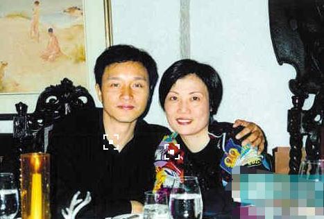 她脱去外套遮住张国荣遗体,守护哥哥最后一程,网友:给她点赞_陈淑芬