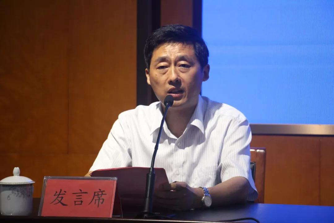 活动中,海安市城南实验小学许卫兵校长在大会上作了题为《与文明同行