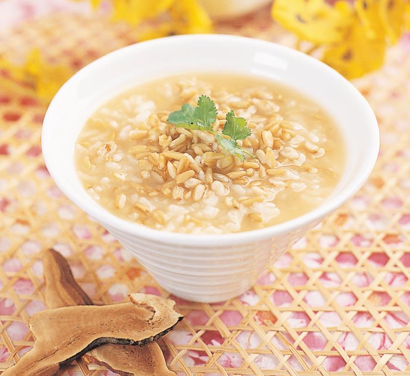 67灵芝小麦粥用料:灵芝50克,小麦60克,糯米50克,白糖30克做法:1.