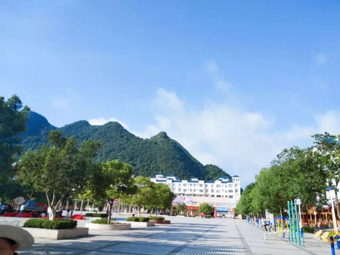 在乐业县文化广场上,有一群人在默默的工作,他们在为2019年6月23日至