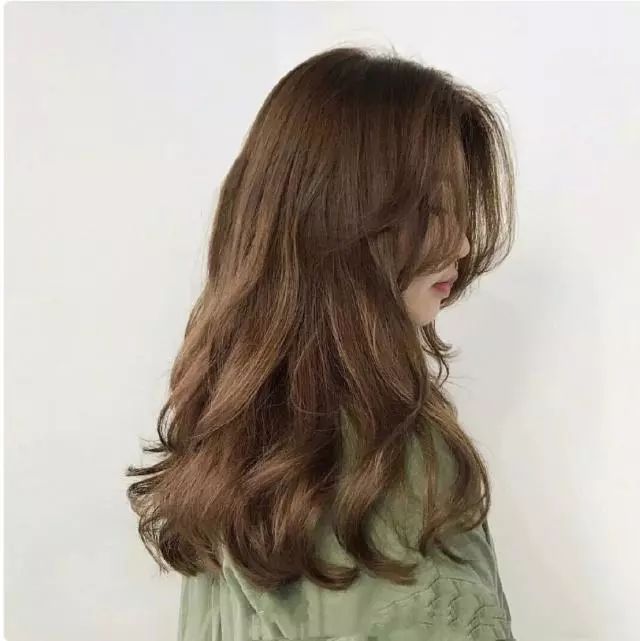 这款发型是各个韩剧里面比较常见的卷发,发尾随意的卷起,搭配八字刘海
