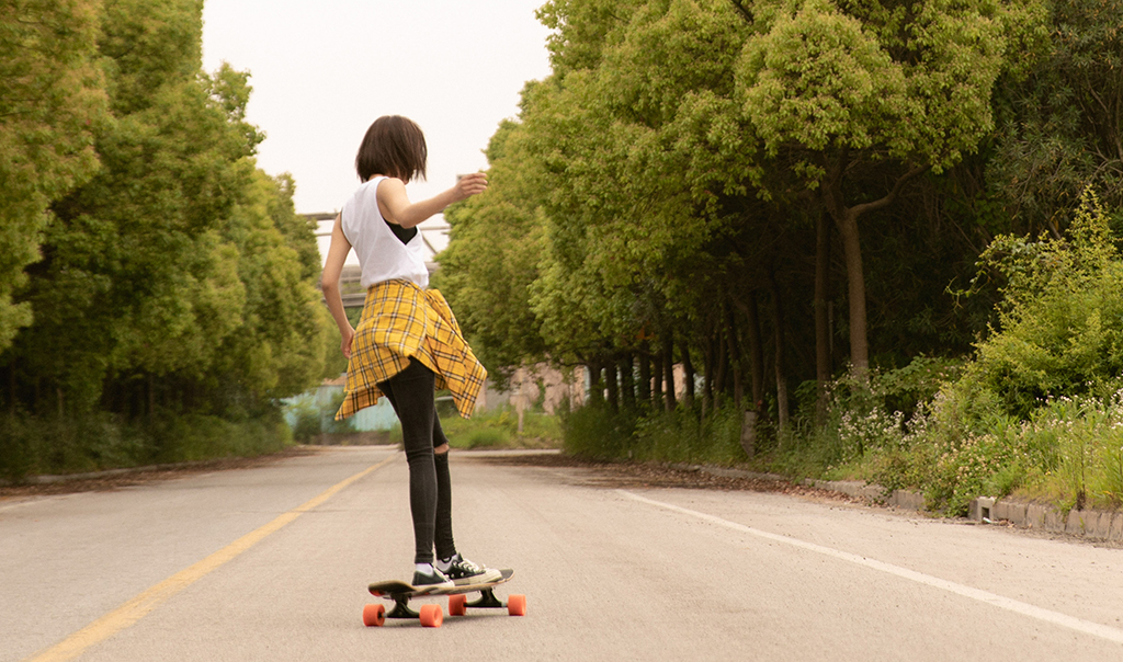 王珞丹穿衣风格反差大从优雅气质美女秒变酷帅滑板女孩
