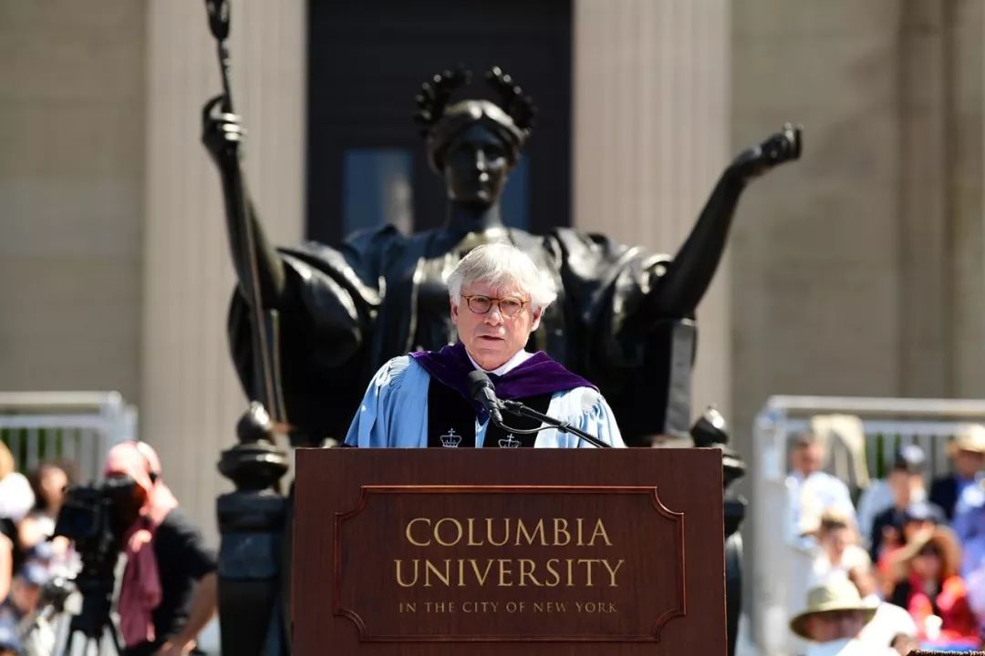哥伦比亚大学校长lee bollinger尊敬的各位教员,校友,家人,朋友,以及