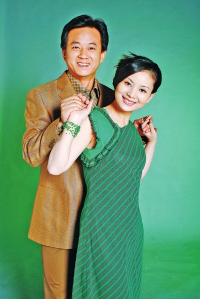 原创朱军与妻子罕见合体露面夫妻感情超好金龟子老了太多