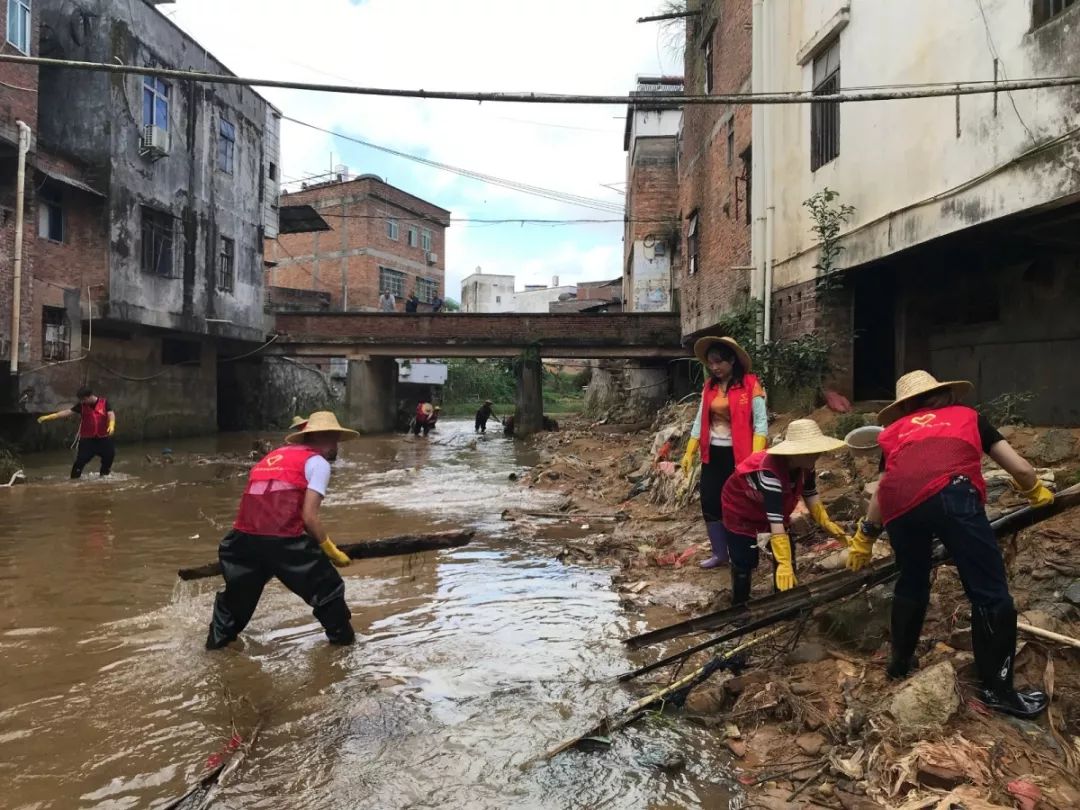 登雲鎮田家炳中學通衢鎮登雲鎮■■■■■哪裡有困難,哪裡有需要,他們