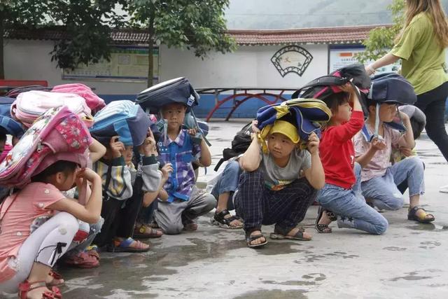 长宁地震灾区首所"帐篷小学"复课,琅琅书声再次响起!