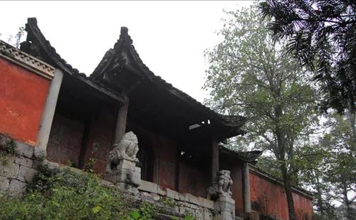 普安崧岿寺,一条古驿道从普安县城城北经窝沿过崧岿,到白沙古驿,再由