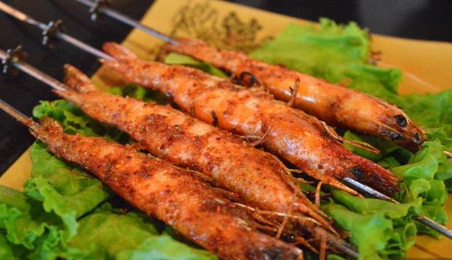 烤鲜虾腌制法法二:乳羊排1千克洗净,放入大葱段,生姜片,胡萝卜块,香菜