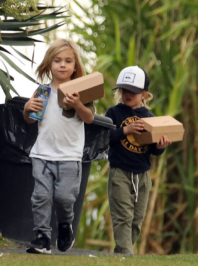 锤哥带2位小雷神外出!4岁双胞胎儿子的长发,比雷神索尔还要帅气