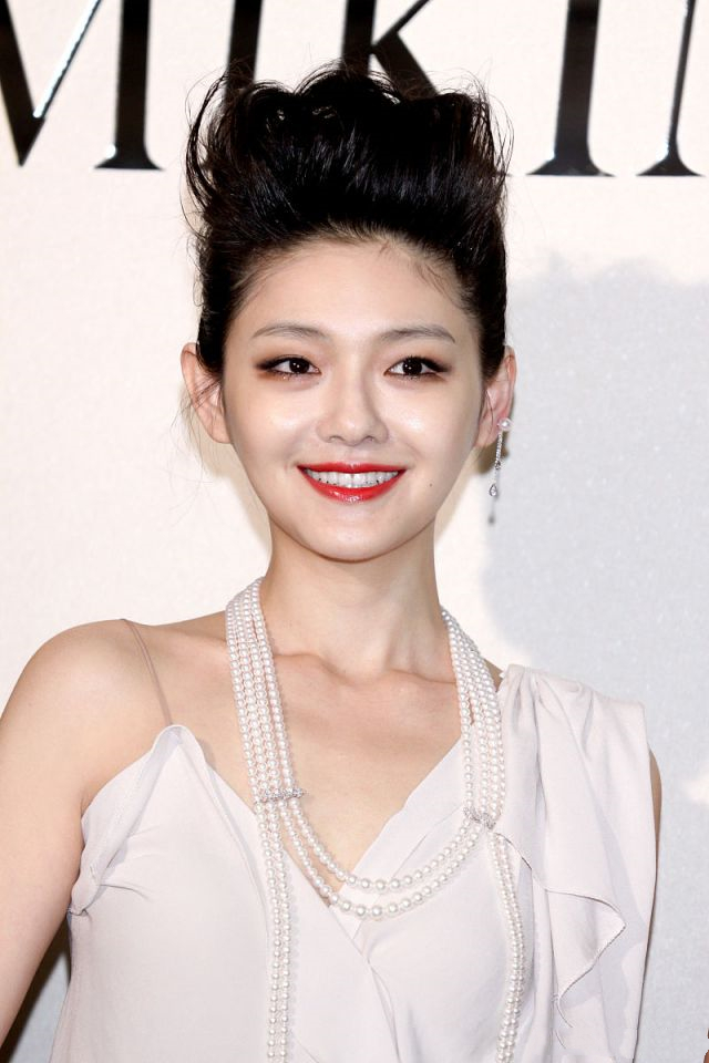 原创大s这是放弃偶像包袱了烈火红唇摇滚朝天发却穿着性感白裙