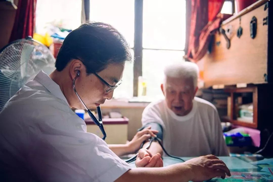 家中钥匙交给他,家人健康托付他,严正医生的51把钥匙