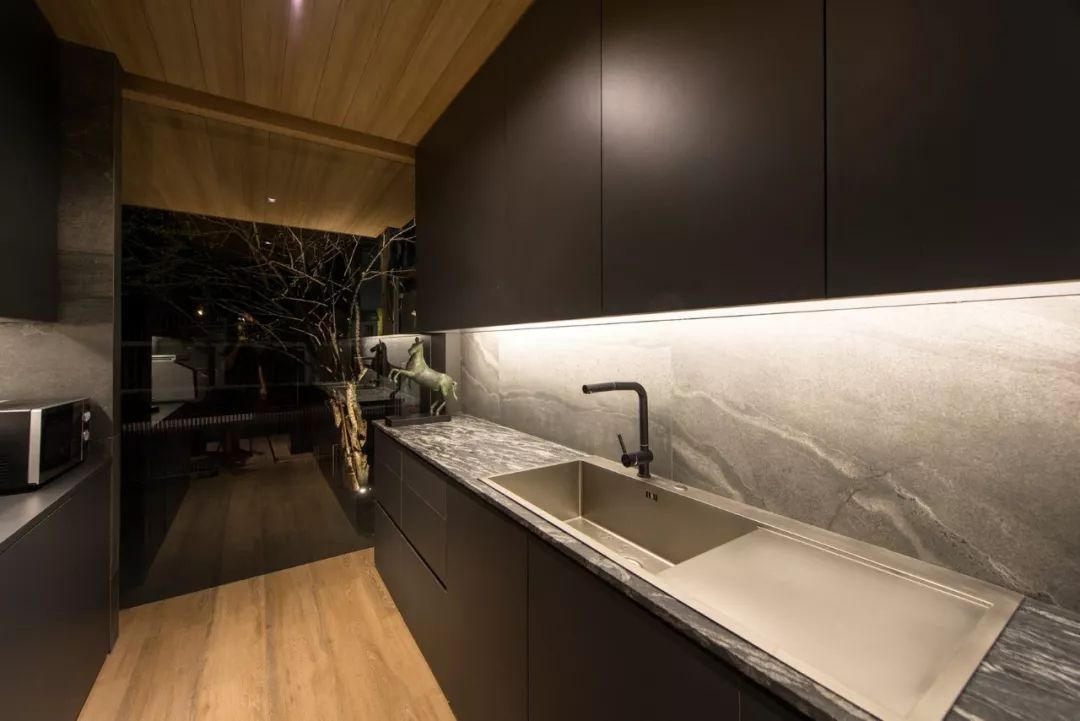 简约有力的线条用灯带渲染更美