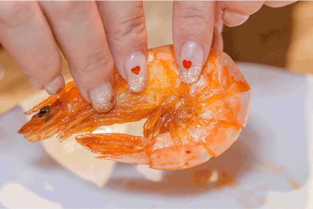 扇贝都是个顶个的新鲜,肉肉紧粘着贝壳,绝对不